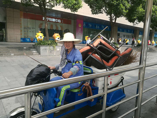 女环卫工落户上海:18年清扫1条路 曾以为不可能
